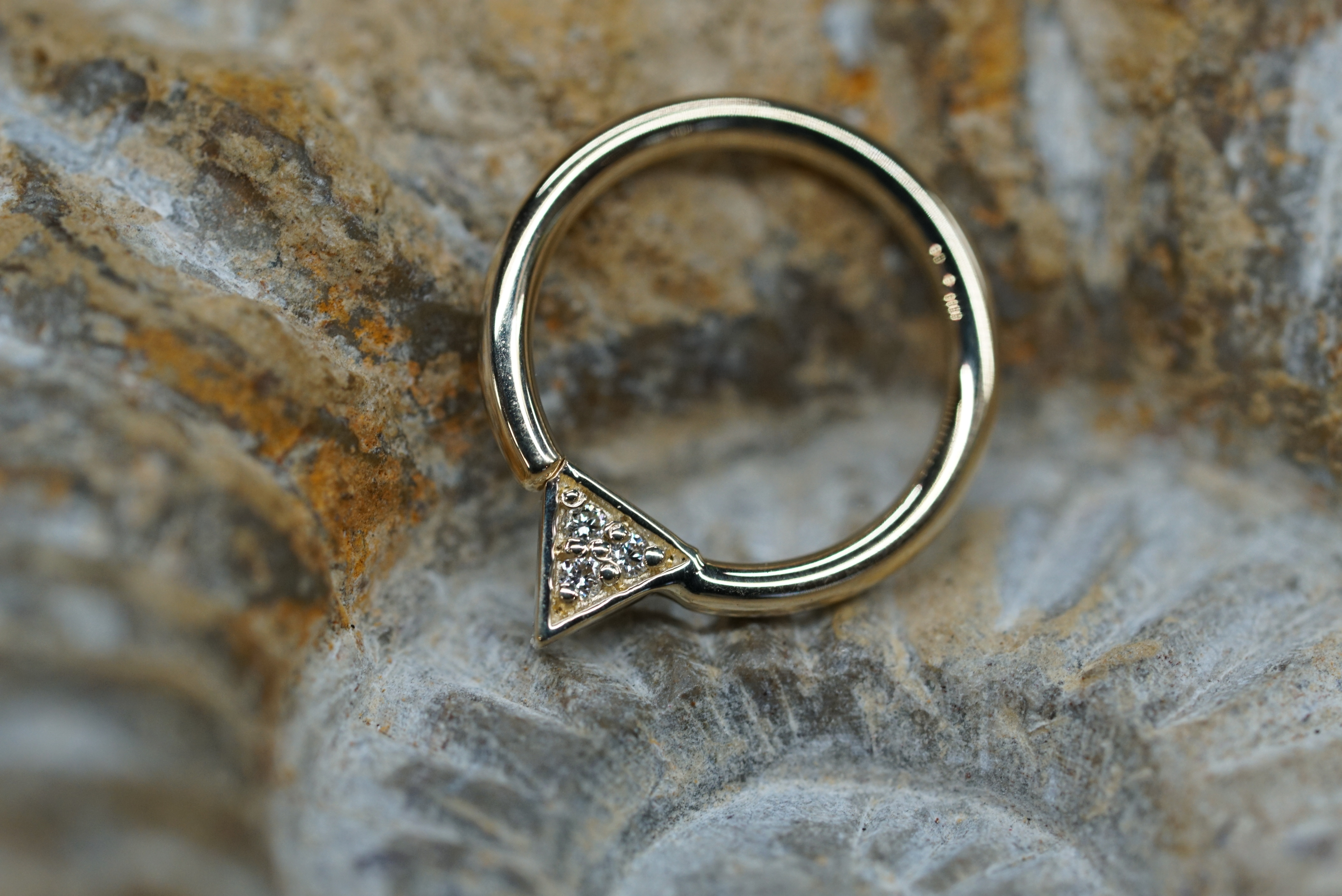Pave Triangle fixed ring (Option: Regular)
