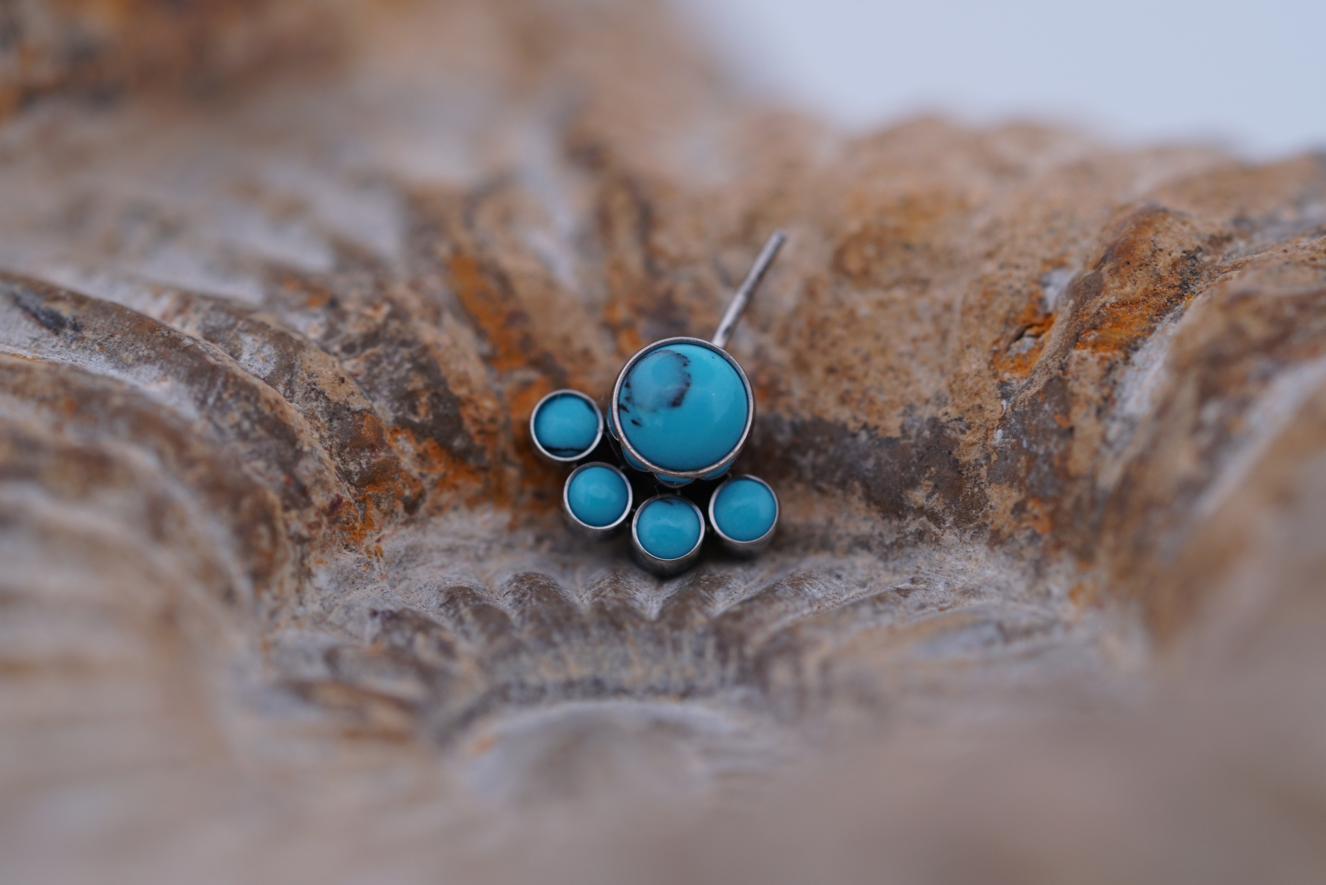 Side Set Bezel Clusters (Option: 4mm Turquoise with four 2mm turquoise accents)