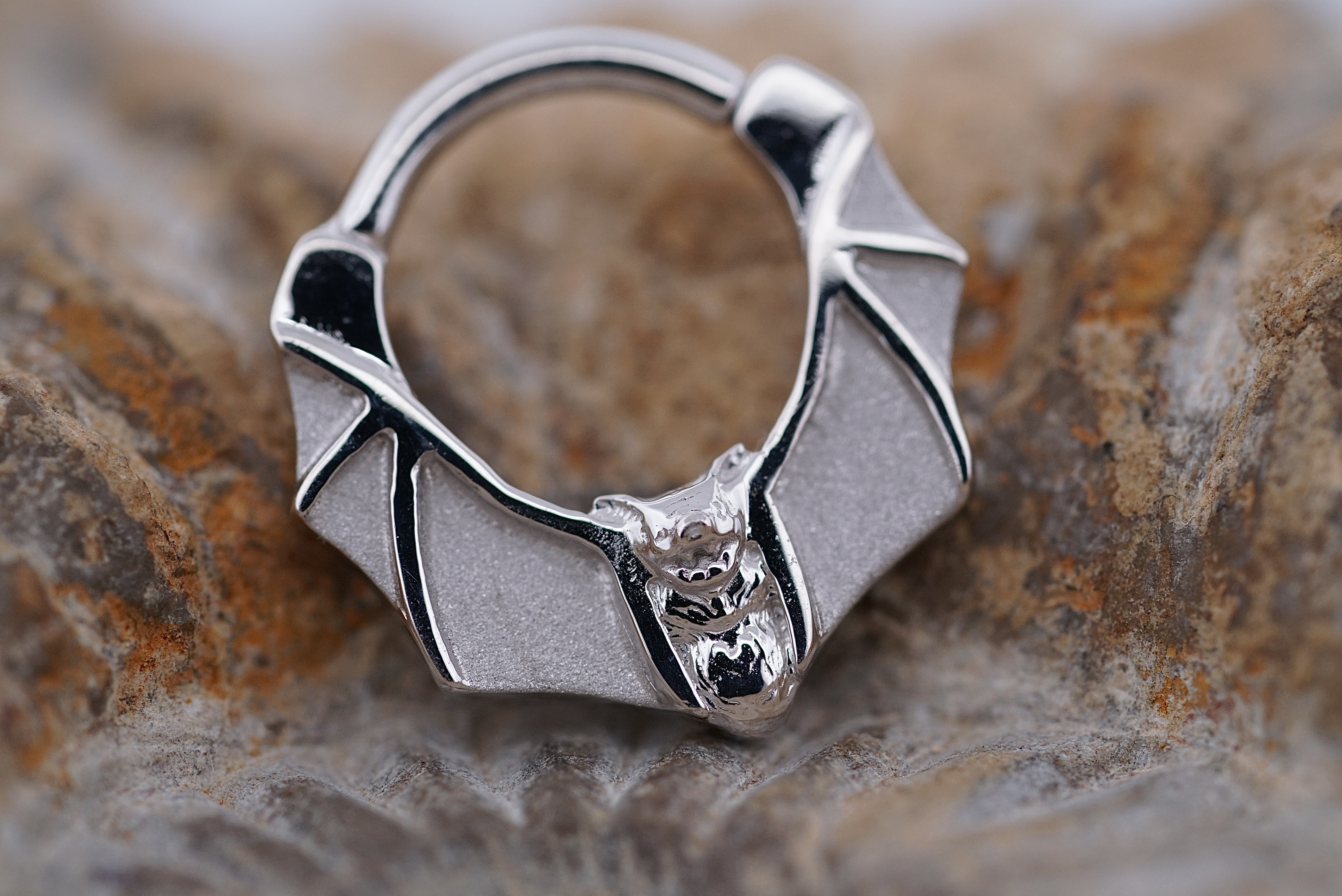 Lilith Hinge Ring (Option: Regular)