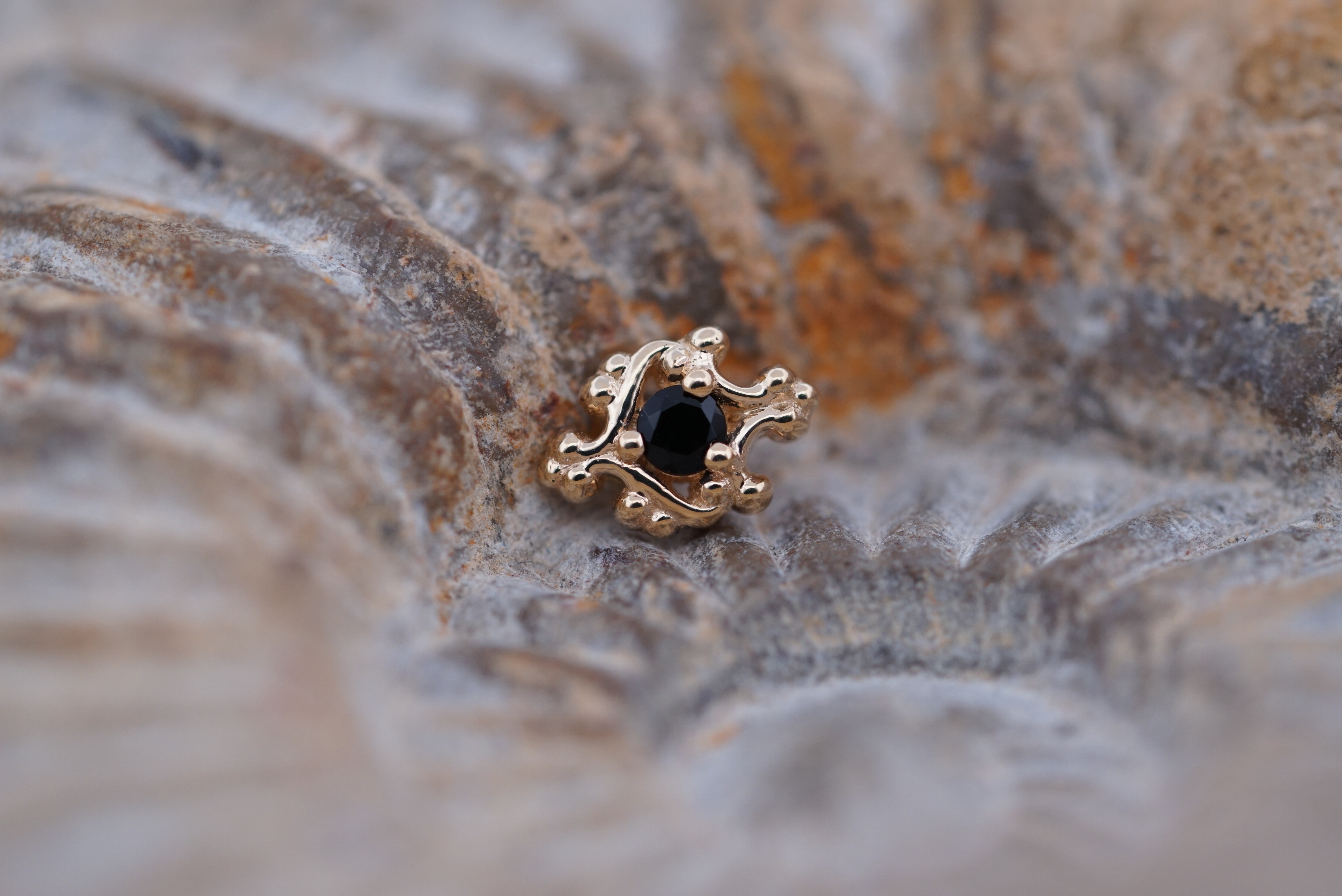 Paloma Swirl (Option: Yellow Gold 2mm faceted Onyx 16g threaded)