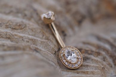 Oval Halo Navel Curve (Option: 14g Yellow Gold 5/16'' White CZ)