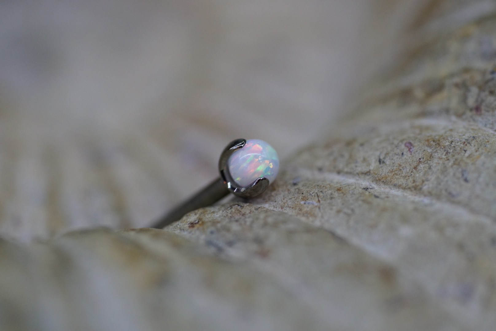 3mm Claw Prong Ball (Option: 18/16g threaded 3mm White Opal)